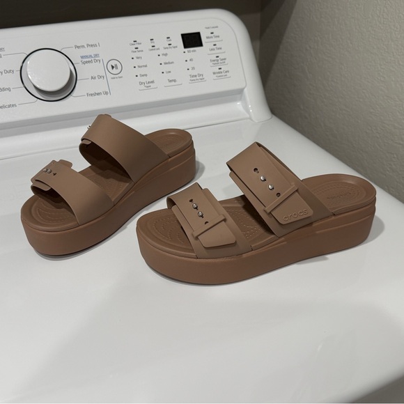 NWOT Brooklyn Low Wedge Sandals CROCS Mushroom Woman's Size 8 - Picture 8 of 11